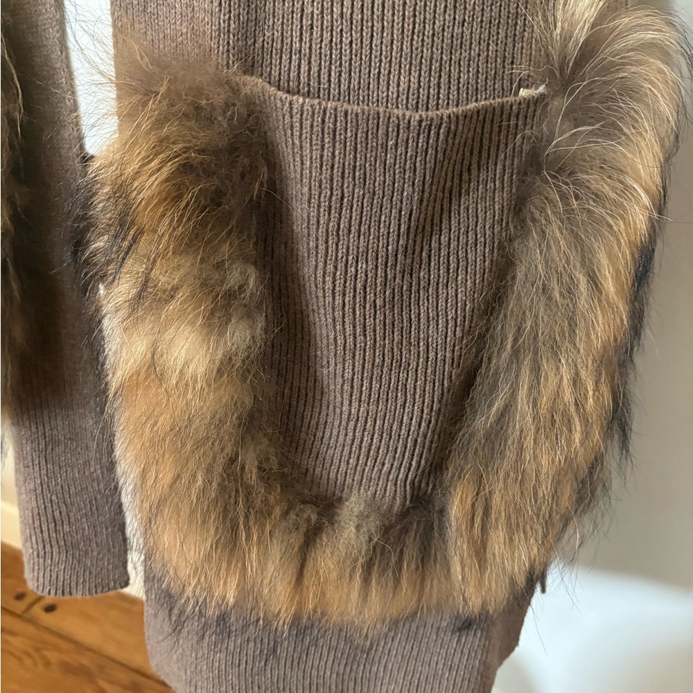 Rain + Rose Tan Sweater Vest with Faux Fur Pockets.  Size XL - Picture 2 of 10